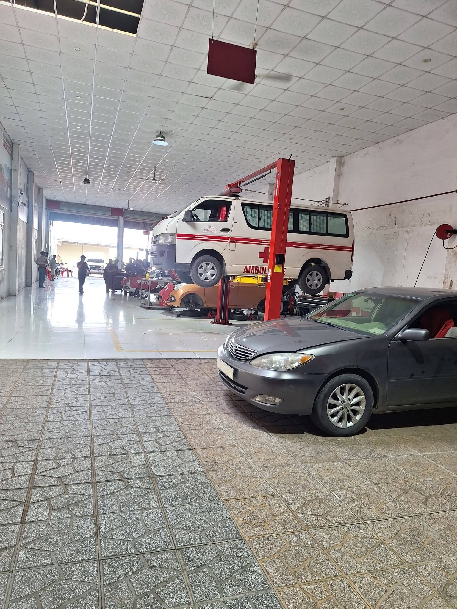 Xưởng Garage Ô Tô Tân Phú với xe trên cầu nâng
