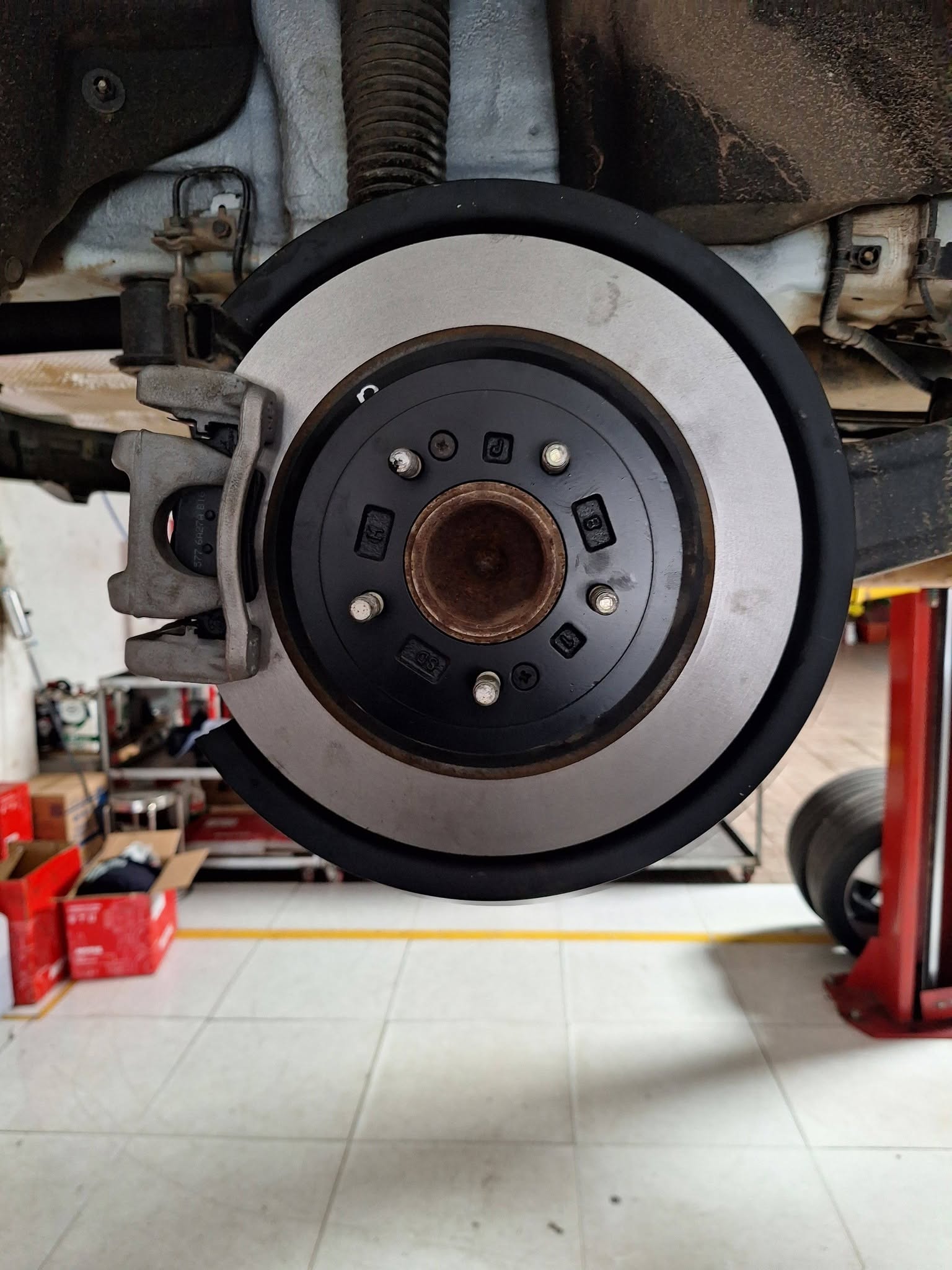 Kỹ thuật viên sửa hệ thống phanh tại Garage Ô Tô Tân Phú
