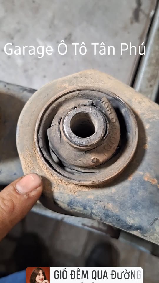 Chia sẻ ép cao su càng A . Xe mitshunishi Xapandor .